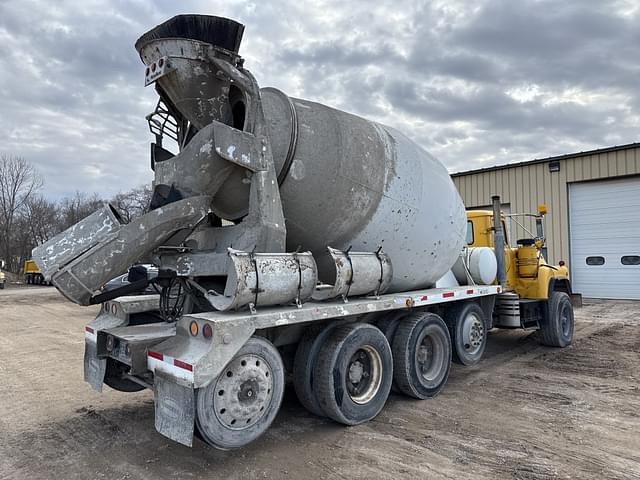 Image of Mack DM690S equipment image 4