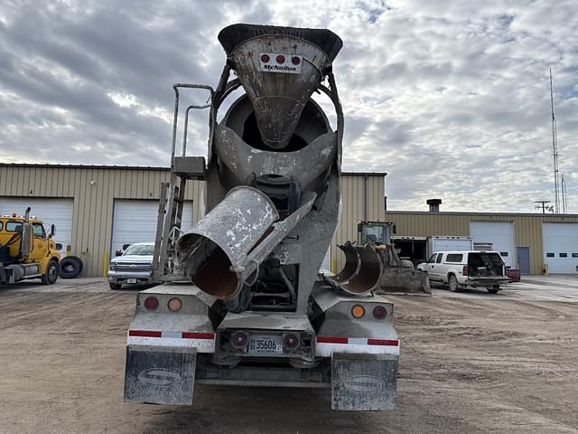 Image of Mack DM690S equipment image 3