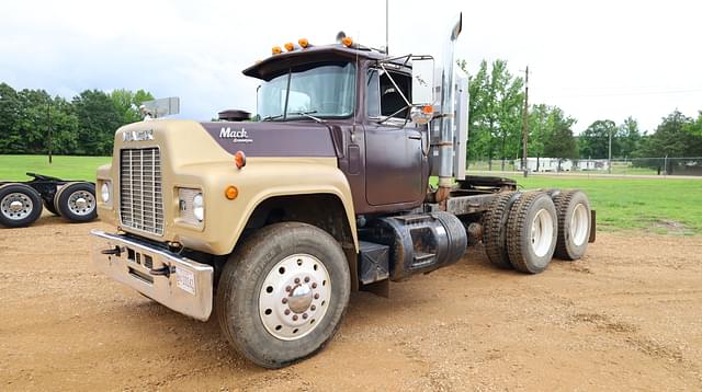 Image of Mack R688ST equipment image 3