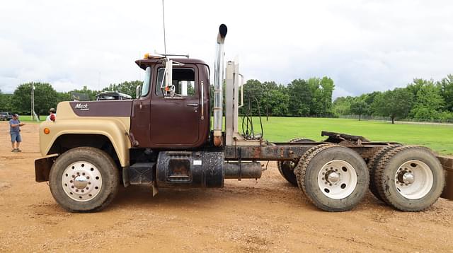 Image of Mack R688ST equipment image 2