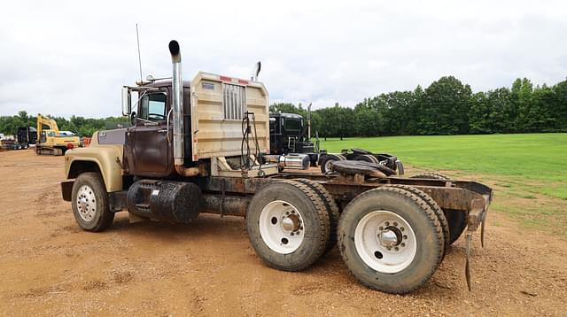 Image of Mack R688ST equipment image 4