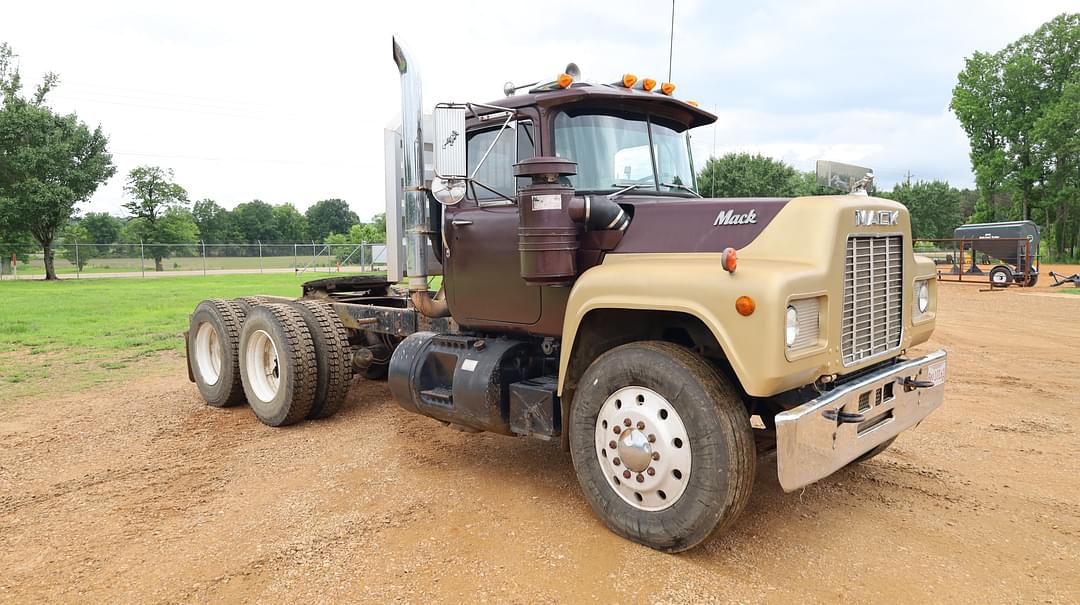 Image of Mack R688ST Primary image