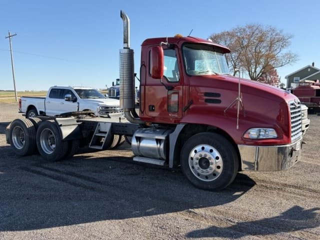 Image of Mack CX613 equipment image 2