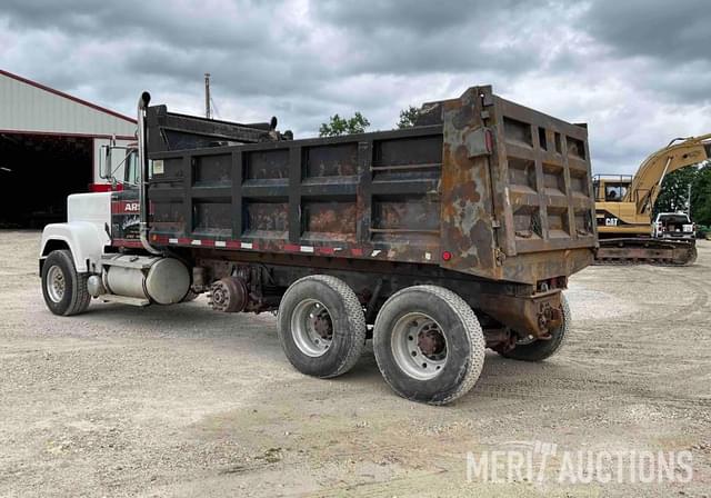 Image of Mack Super Liner equipment image 2