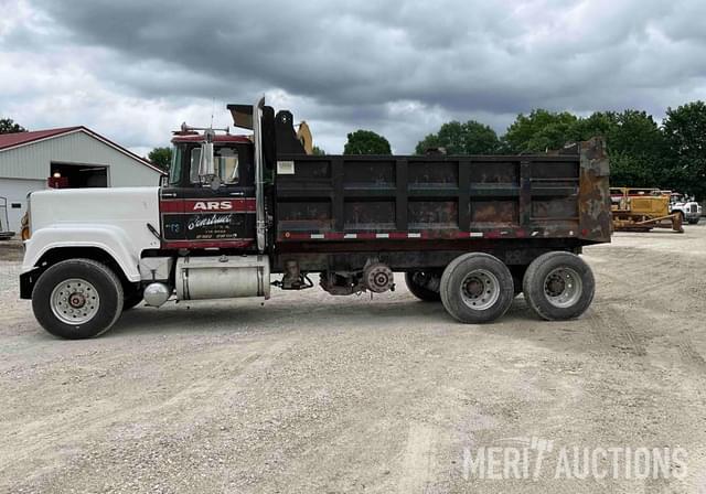 Image of Mack Super Liner equipment image 1