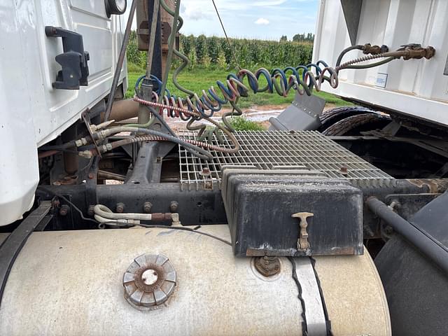 Image of Mack CH613 equipment image 3
