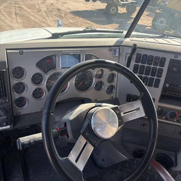Image of Mack CXU613 equipment image 4