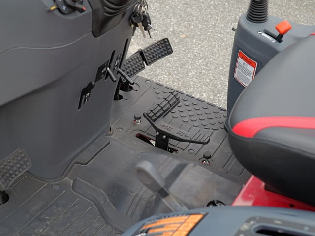 Image of Mahindra 1635 HST equipment image 3