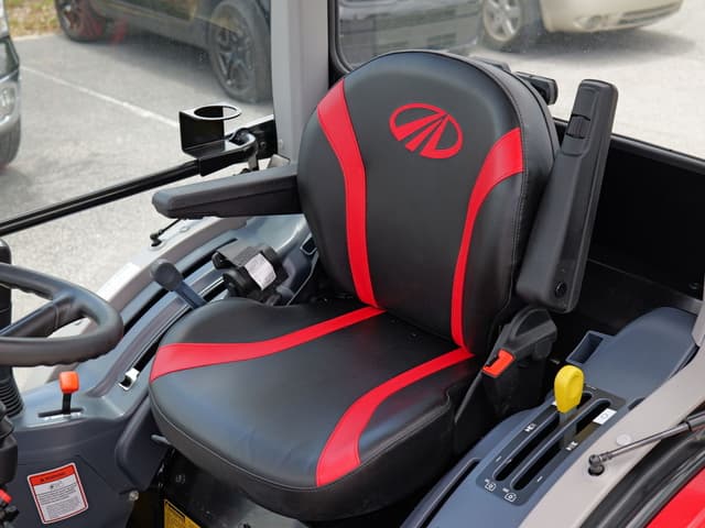 Image of Mahindra 1640 HST equipment image 2