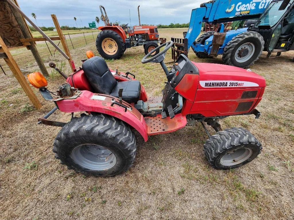 Main image Mahindra 2015 HST