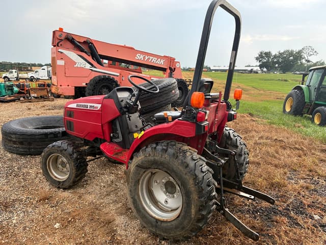 Image of Mahindra 2015 HST equipment image 2