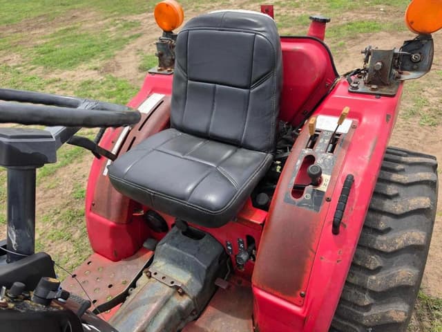 Image of Mahindra 2015 HST equipment image 4
