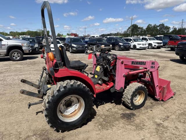 Image of Mahindra 2015 HST equipment image 2