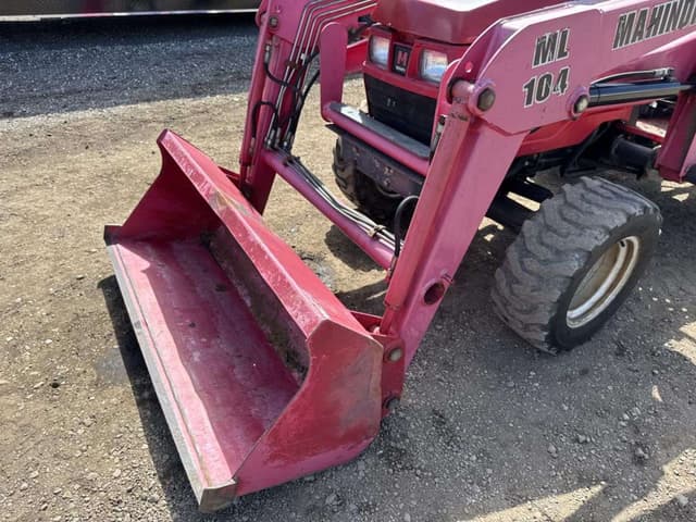 Image of Mahindra 2015 HST equipment image 4