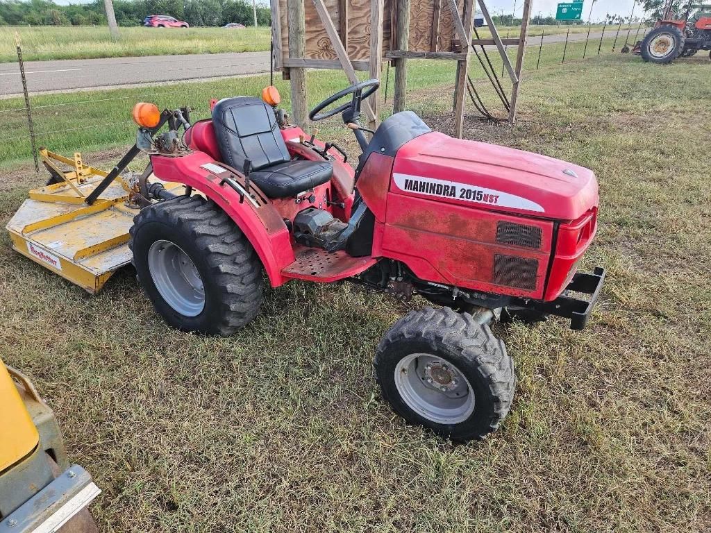 Mahindra 2015 HST Equipment Image0