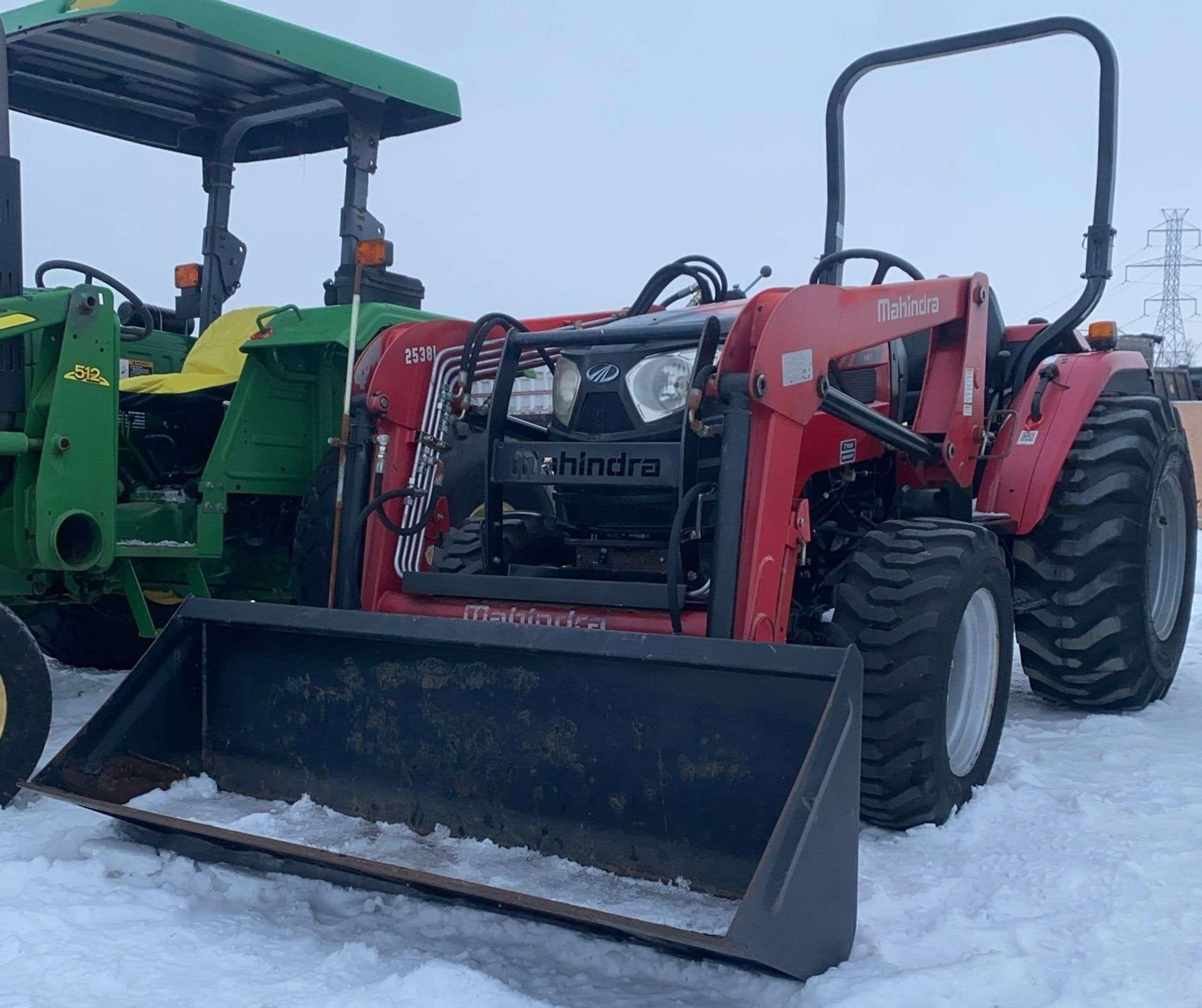 Mahindra 2538 Equipment Image0