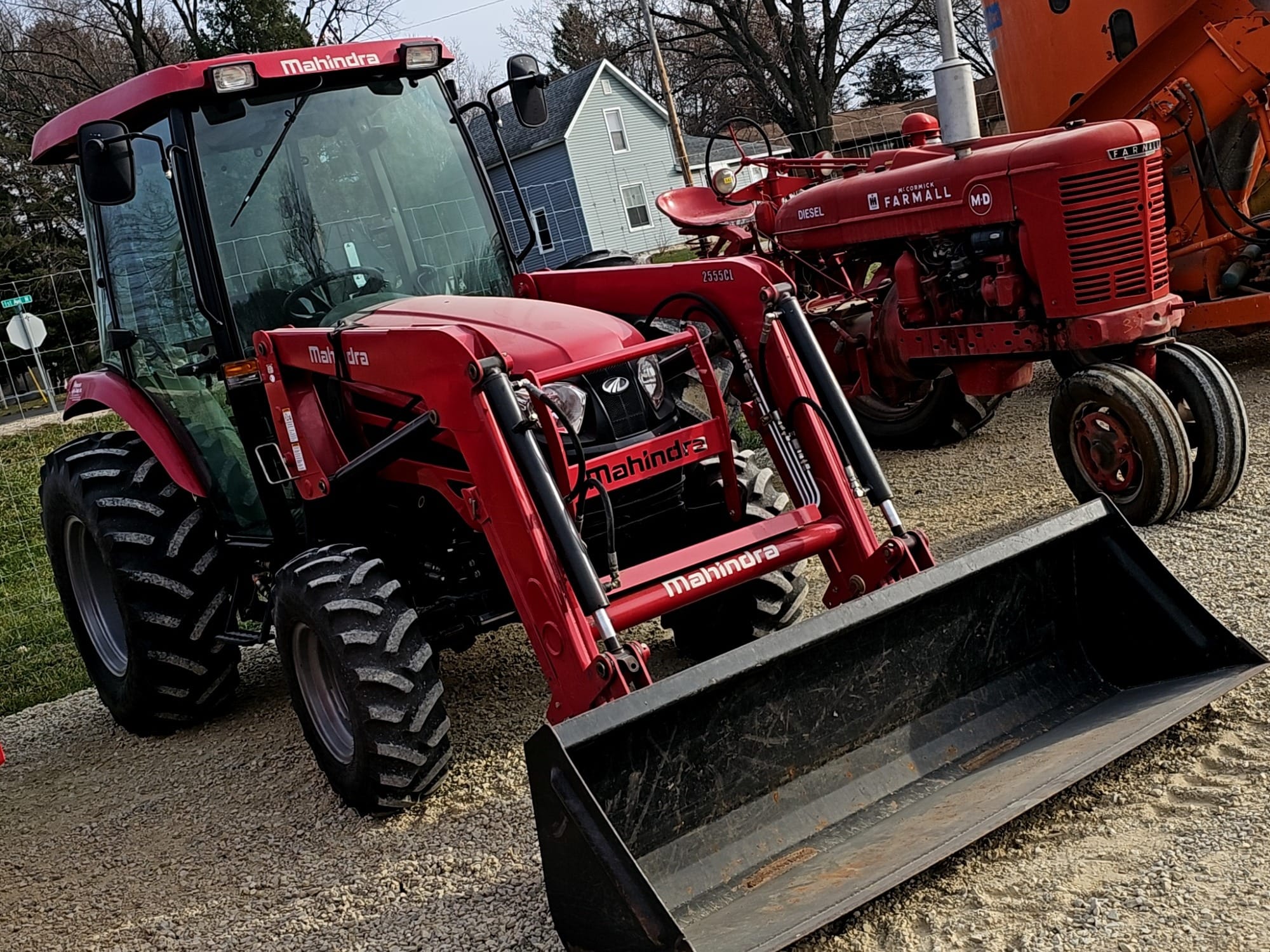 Main image Mahindra 2555