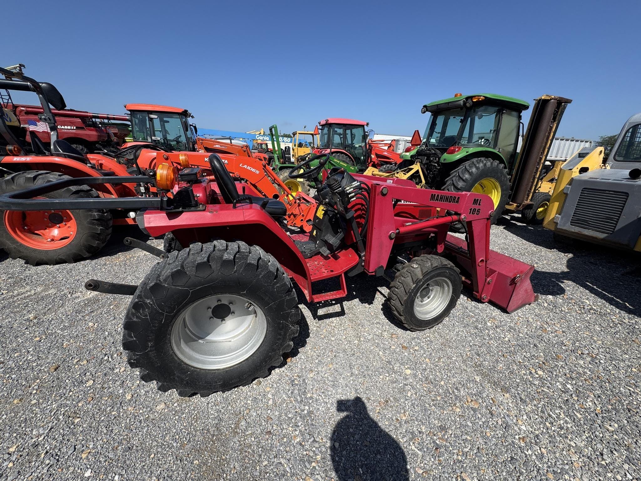 Mahindra 2615HST Equipment Image0