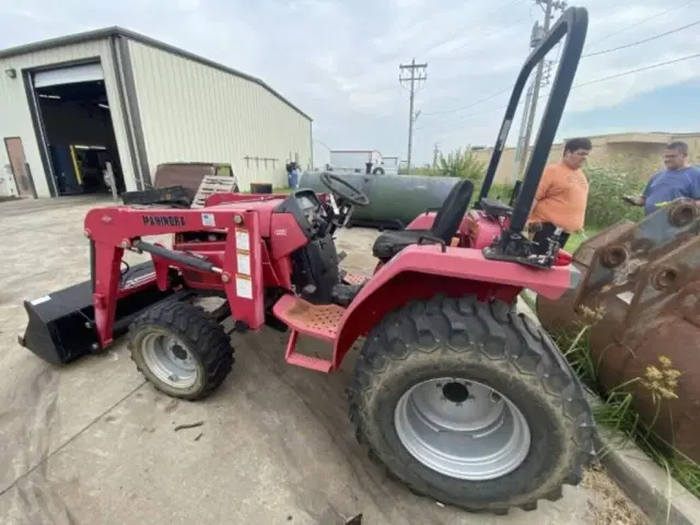 Image of Mahindra 2816 equipment image 1