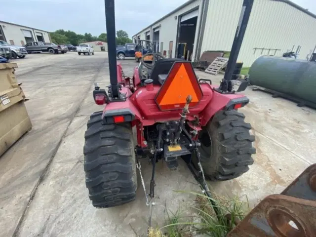 Image of Mahindra 2816 equipment image 2