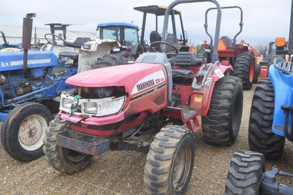 Mahindra 3215 Equipment Image0