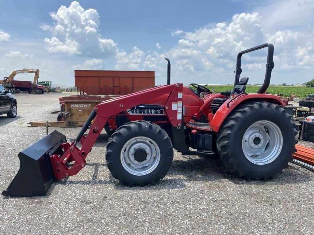 Main image Mahindra 8560