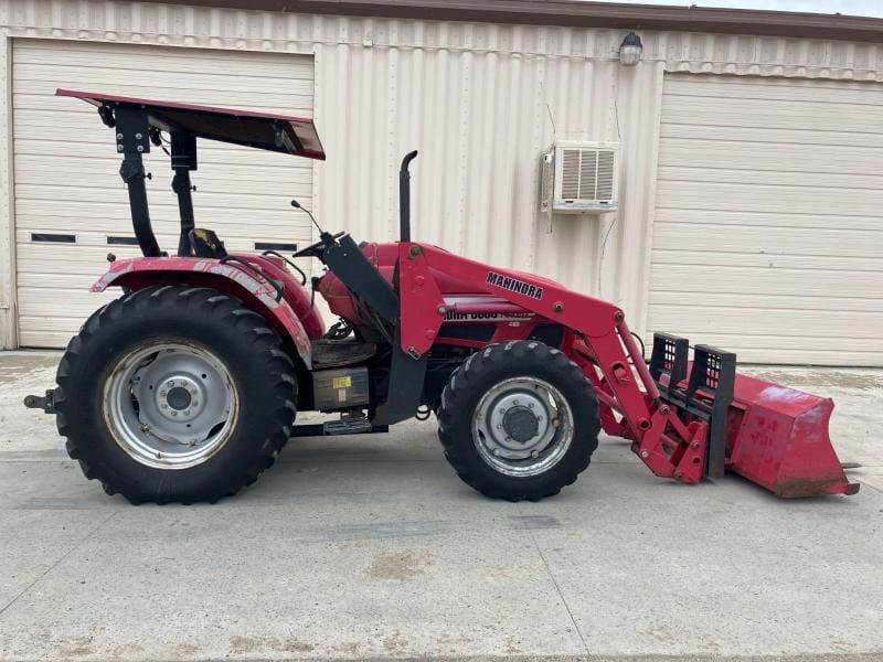 Main image Mahindra 8560