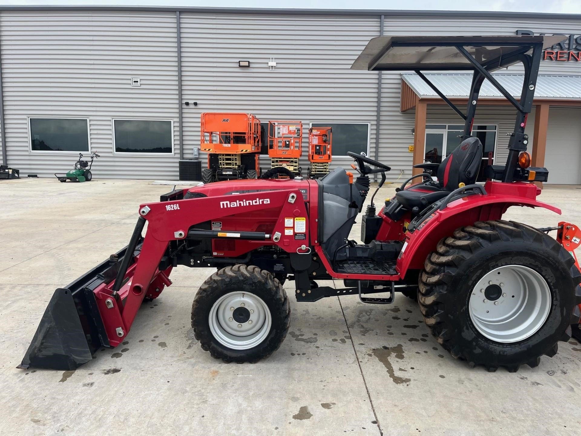 2023 Mahindra 1626 Equipment Image0