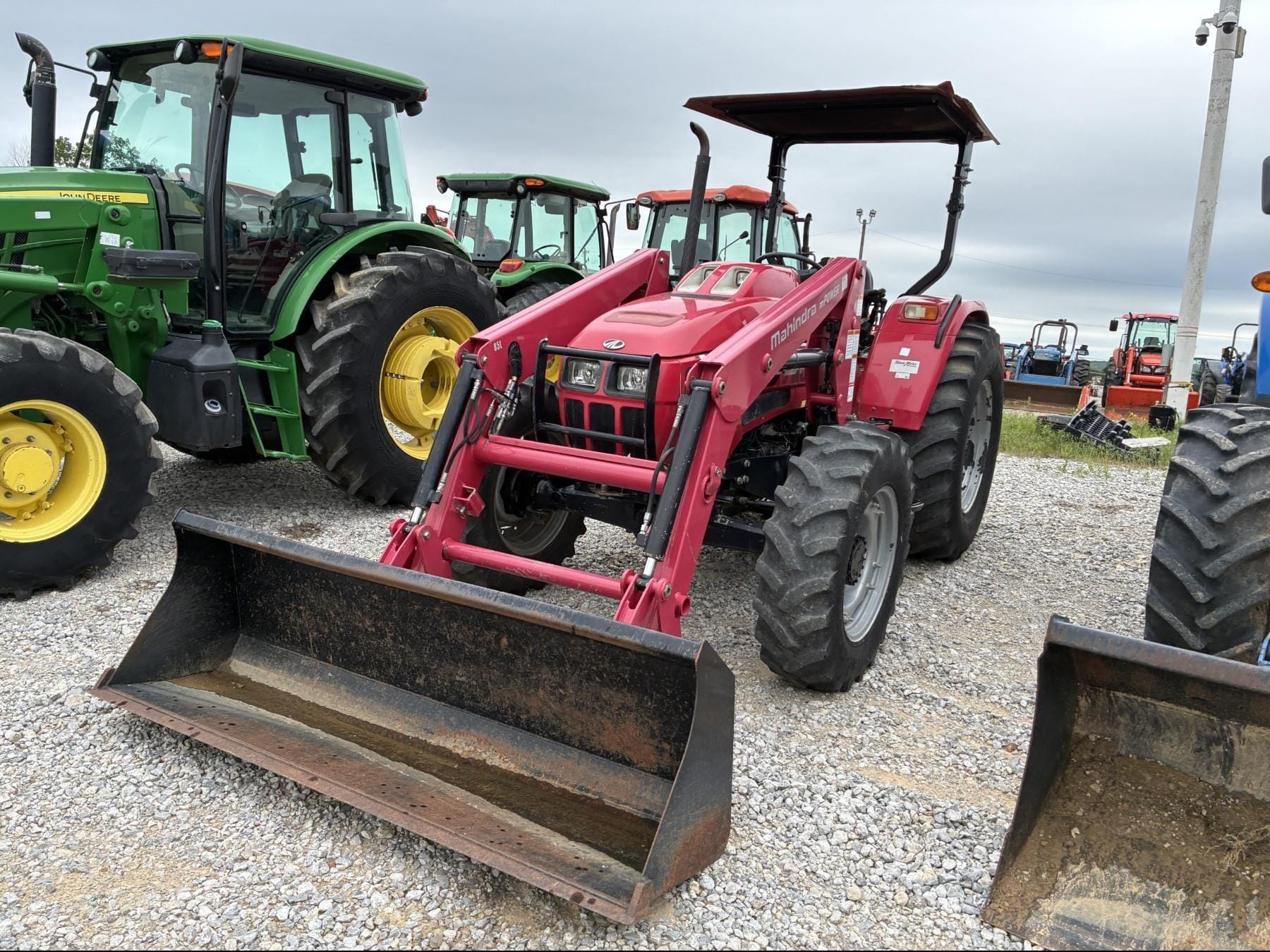 Mahindra mPower 85 Equipment Image0