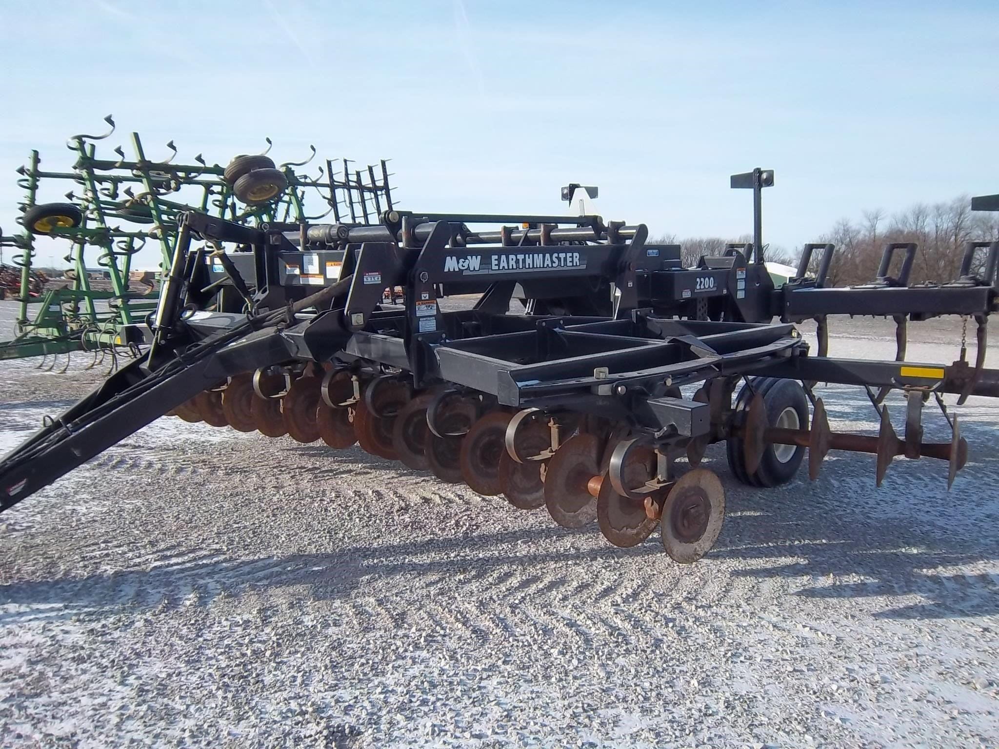 M&W Earthmaster 2200F Equipment Image0