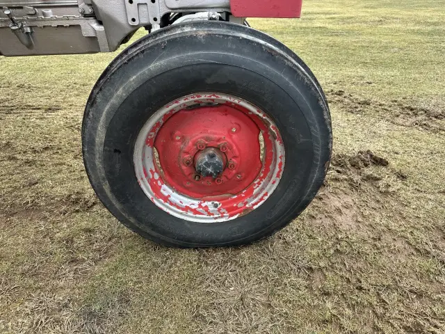 Image of Massey Ferguson 1100 equipment image 2
