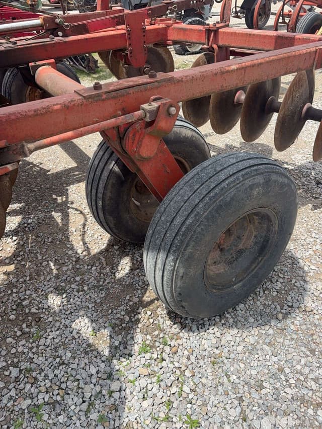 Image of Massey Ferguson 820 equipment image 4