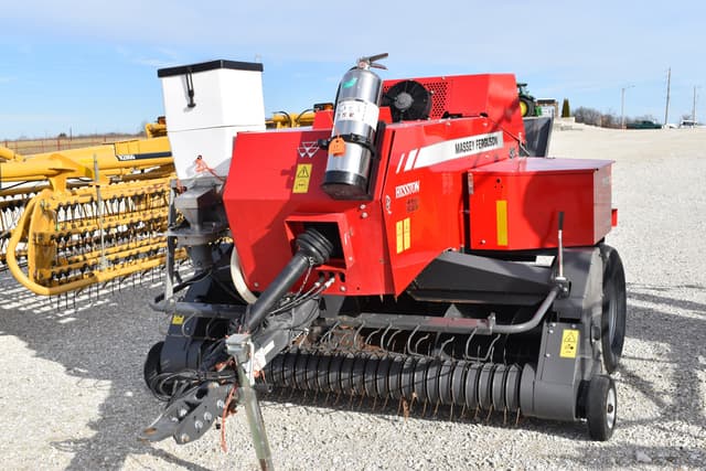 Image of Massey Ferguson 1840 equipment image 1