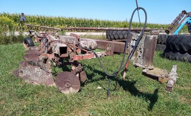 Image of Massey Ferguson 880 equipment image 2