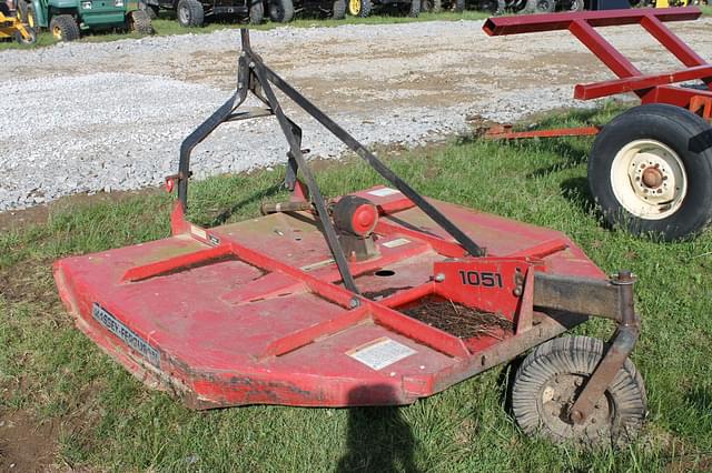 Image of Massey Ferguson 1051 equipment image 2