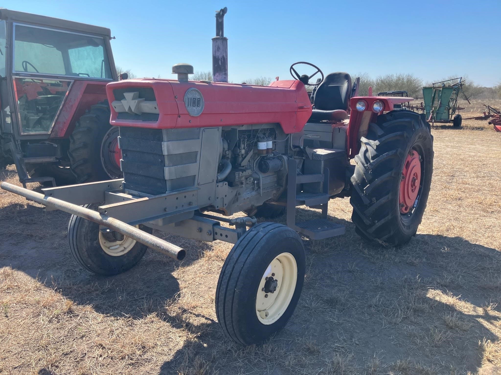 Massey Ferguson 1100 Equipment Image0