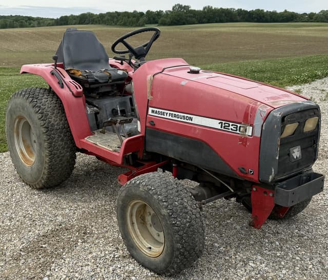Image of Massey Ferguson 1230 equipment image 1