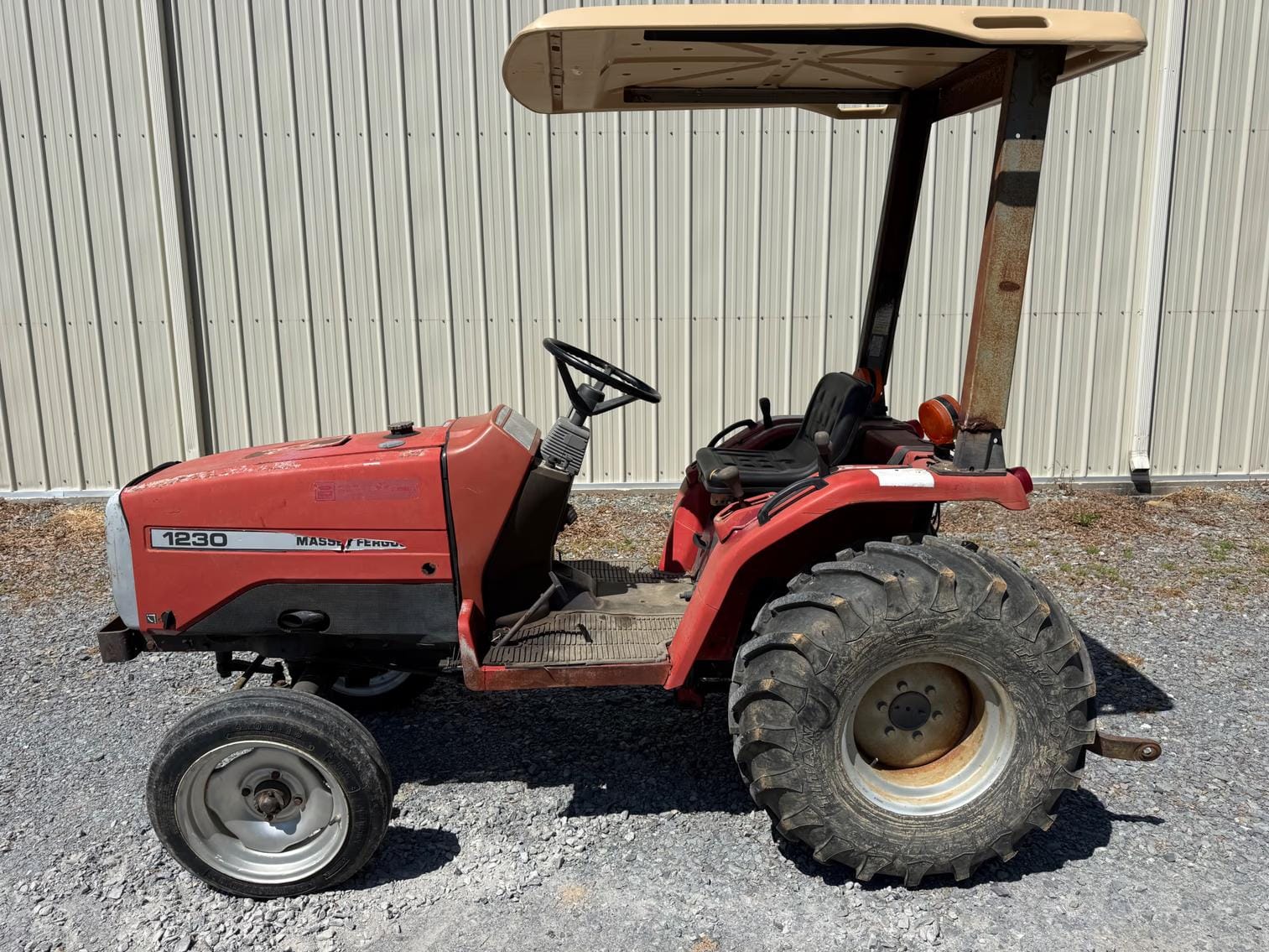 Massey Ferguson 1233 Equipment Image0