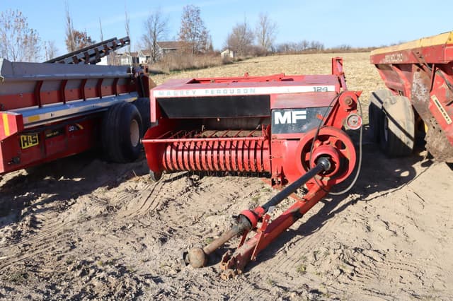 Image of Massey Ferguson 124 equipment image 1