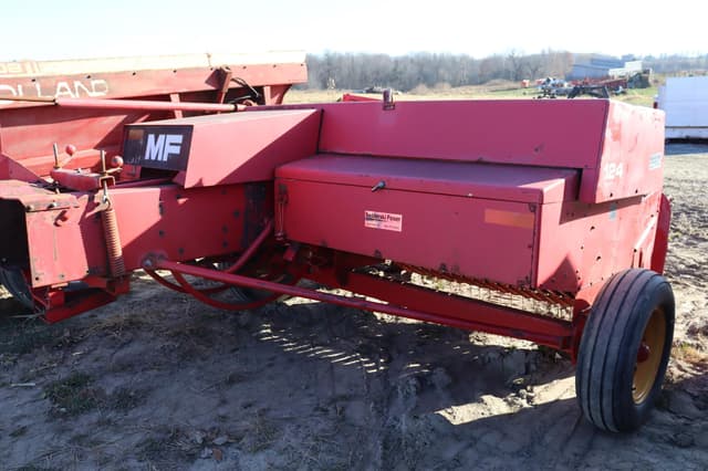 Image of Massey Ferguson 124 equipment image 4