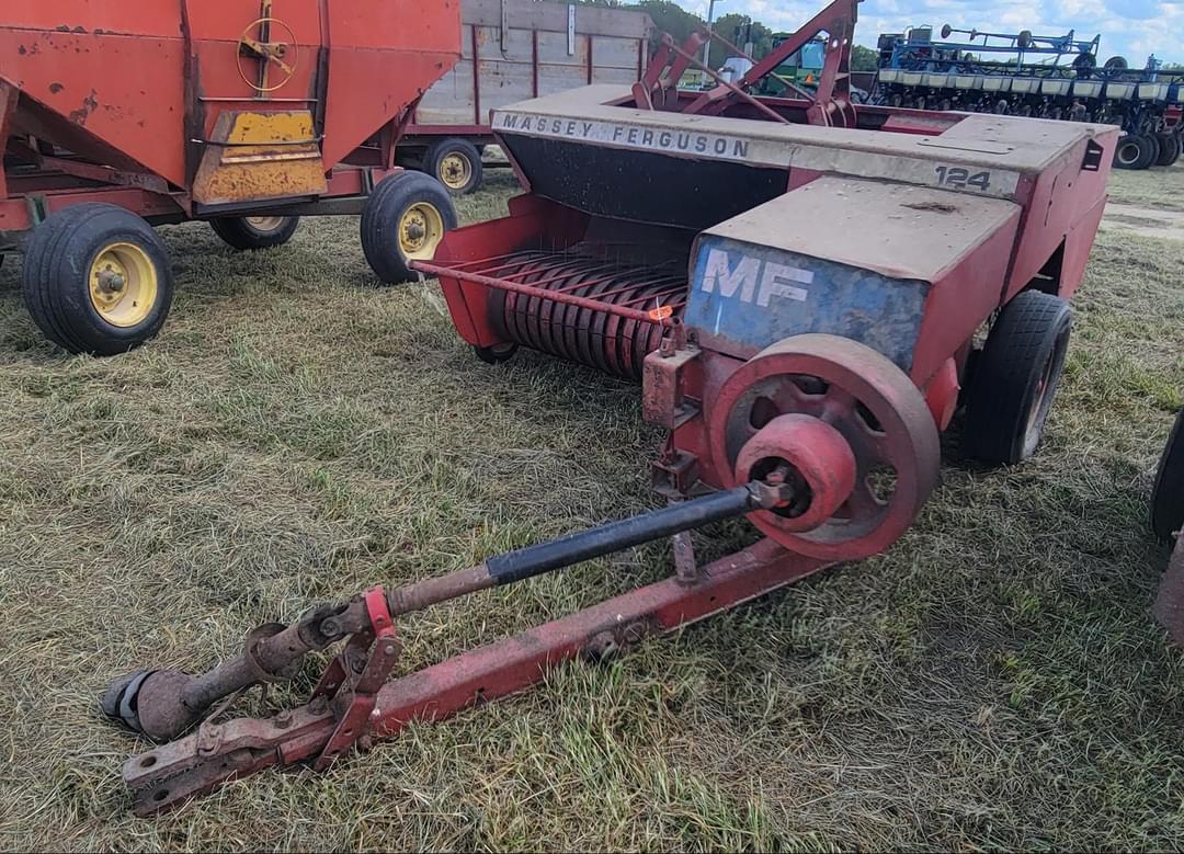 Image of Massey Ferguson 124 Image 0
