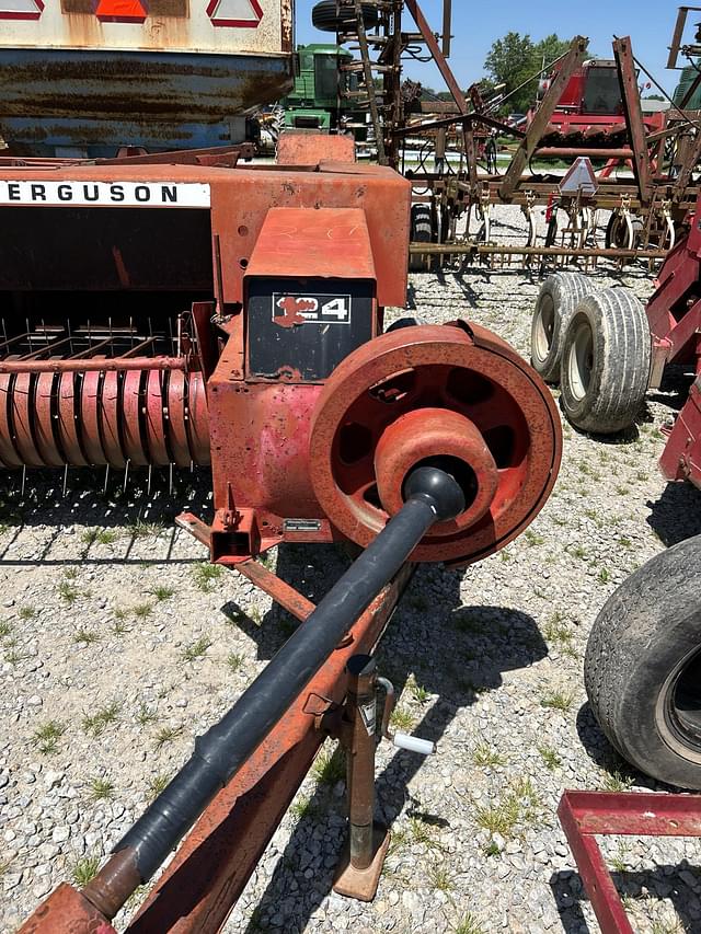 Image of Massey Ferguson 124 equipment image 1