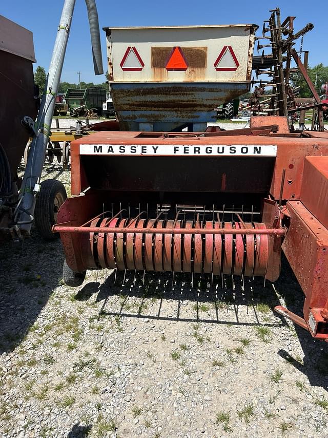 Image of Massey Ferguson 124 equipment image 3