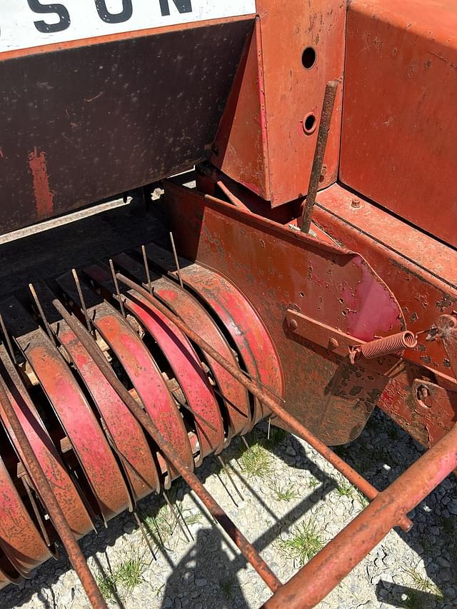 Image of Massey Ferguson 124 equipment image 4