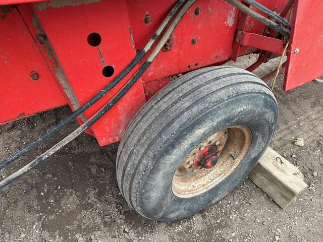 Image of Massey Ferguson 124 equipment image 4
