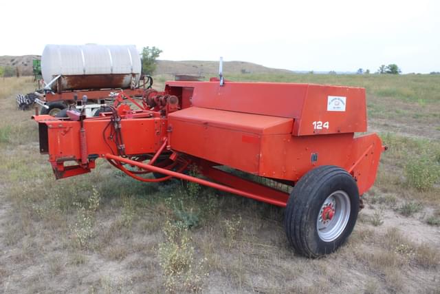 Image of Massey Ferguson 124 equipment image 3
