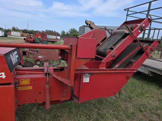 Image of Massey Ferguson 124 equipment image 4