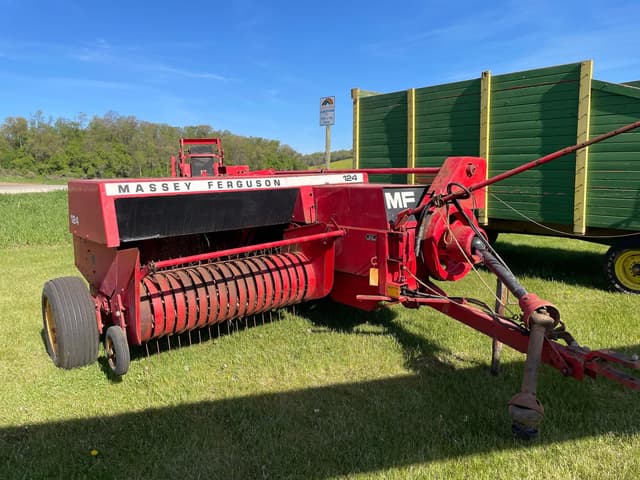 Image of Massey Ferguson 124 equipment image 1