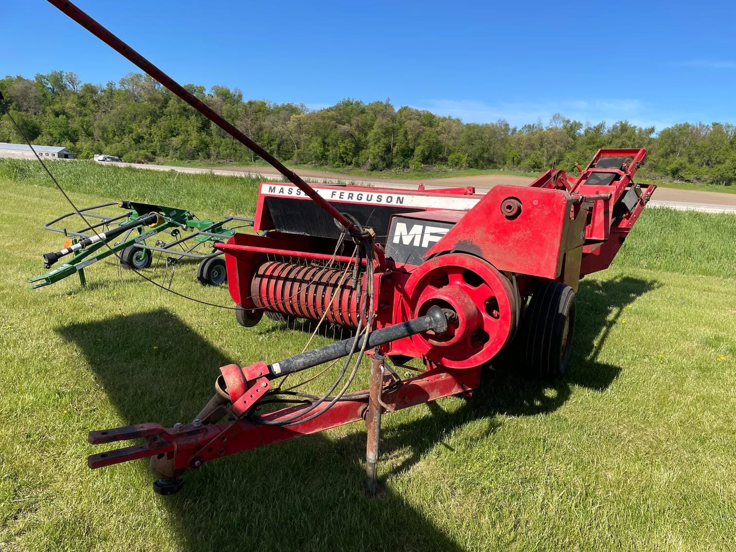 Massey Ferguson 124 Equipment Image0