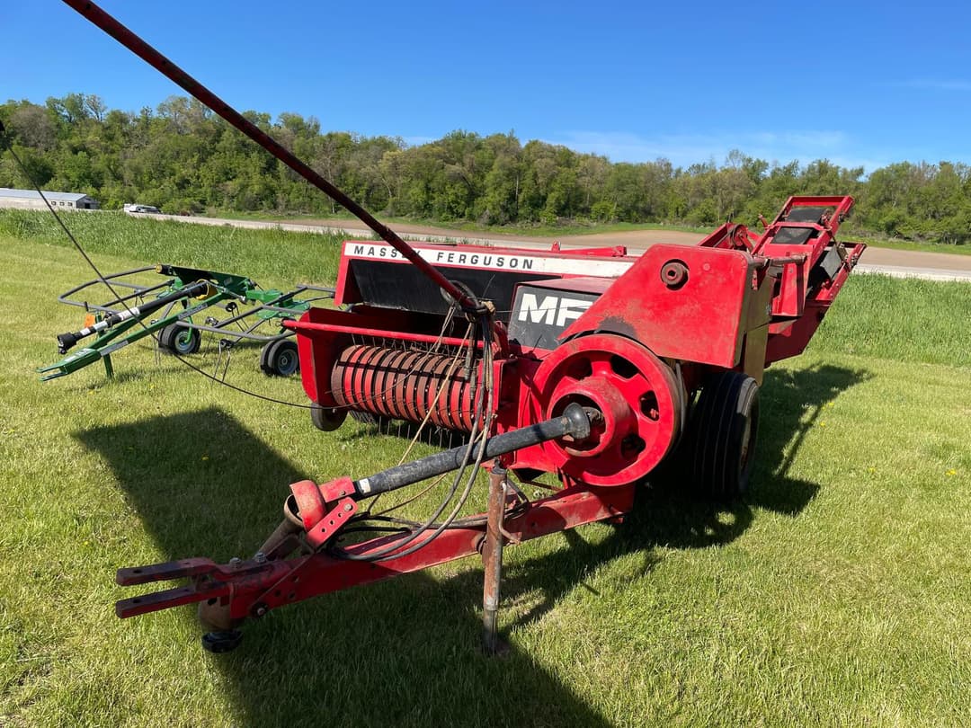 Image of Massey Ferguson 124 Primary image